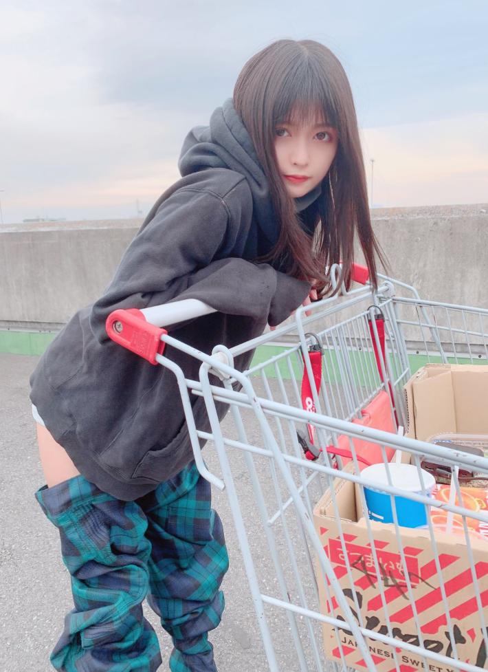 服どうなってる?」「二度見した」斬新すぎるコーデの美女・景井